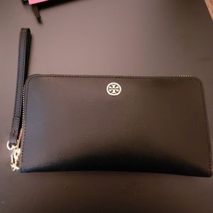 Authentic NWOT Tory Burch Parker wallet